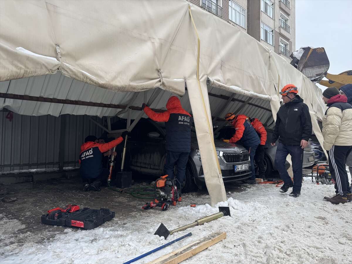 Hakim ve savcıların araçlarının bulunduğu garaj çöktü 7